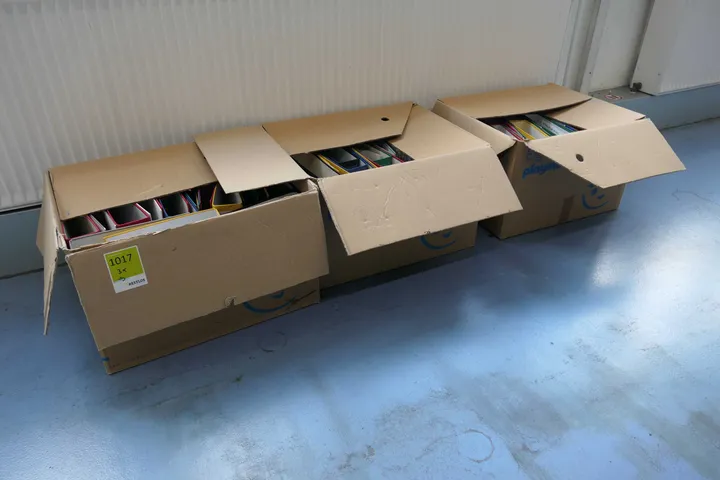 3x Kisten mit Aktenordner